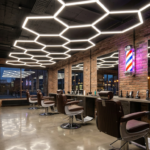 Gu&iacute;a de Iluminaci&oacute;n para Barber&iacute;as: Luces T&eacute;cnicas de Techo y los Mejores Postes Giratorios (Candys)